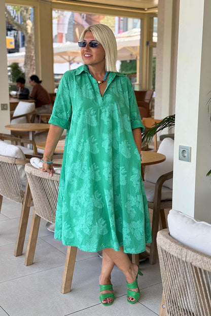 Nora – Jurk met Bladmotief en Relaxte Uitstraling